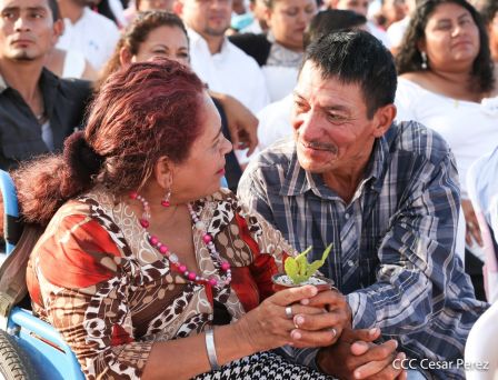400 parejas se juran amor y respeto en Bodas Ya