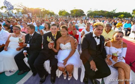 400 parejas se juran amor y respeto en Bodas Ya