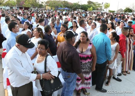 400 parejas se juran amor y respeto en Bodas Ya
