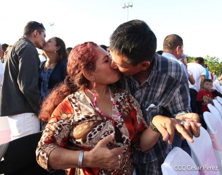 400 parejas se juran amor y respeto en Bodas Ya