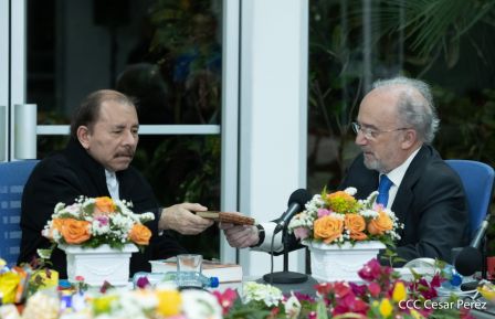 Presidente Daniel Ortega y vicepresidenta Rosario Murillo en ameno encuentro con director de RAE