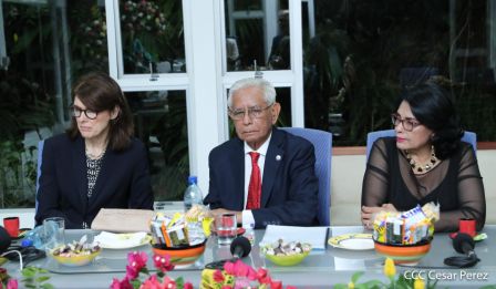 Presidente Daniel Ortega y vicepresidenta Rosario Murillo en ameno encuentro con director de RAE