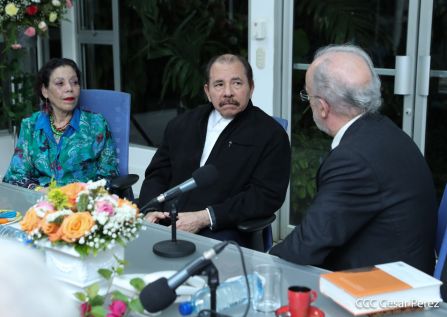 Presidente Daniel Ortega y vicepresidenta Rosario Murillo en ameno encuentro con director de RAE