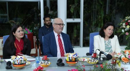 Presidente Daniel Ortega y vicepresidenta Rosario Murillo en ameno encuentro con director de RAE