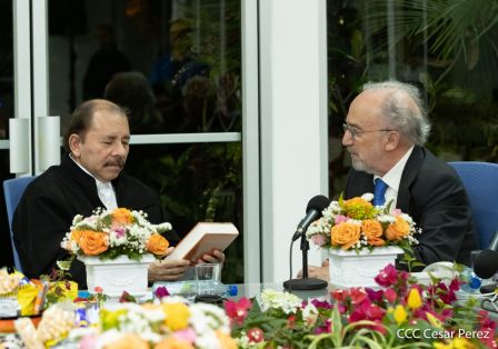 Presidente Daniel Ortega y vicepresidenta Rosario Murillo en ameno encuentro con director de RAE