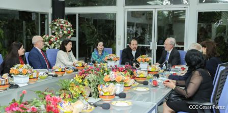 Presidente Daniel Ortega y vicepresidenta Rosario Murillo en ameno encuentro con director de RAE