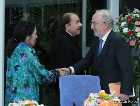 Presidente Daniel Ortega y vicepresidenta Rosario Murillo en ameno encuentro con director de RAE