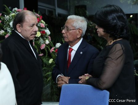 Presidente Daniel Ortega y vicepresidenta Rosario Murillo en ameno encuentro con director de RAE