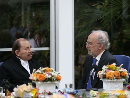 Presidente Daniel Ortega y vicepresidenta Rosario Murillo en ameno encuentro con director de RAE