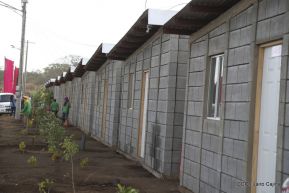 Familias recibieron las primeras 100 casas del programa Bismarck Martínez