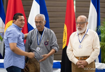 Juventud Sandinista rinde homenaje al maestro Orlando Pineda y al profesor Miguel de Castilla