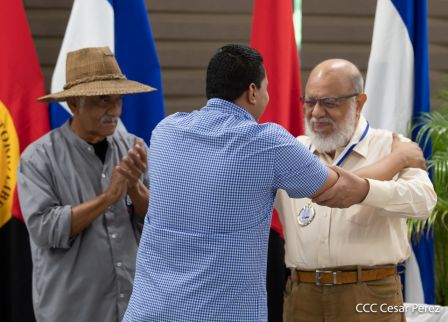 Juventud Sandinista rinde homenaje al maestro Orlando Pineda y al profesor Miguel de Castilla