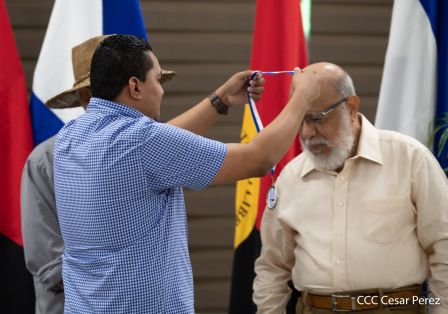 Juventud Sandinista rinde homenaje al maestro Orlando Pineda y al profesor Miguel de Castilla