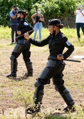 Mujeres de la DOEP saludan 41 años de fundación de la Policía Nacional