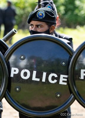 Mujeres de la DOEP saludan 41 años de fundación de la Policía Nacional
