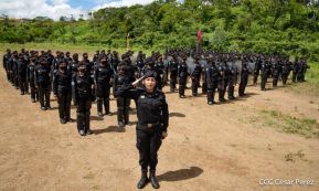Mujeres de la DOEP saludan 41 años de fundación de la Policía Nacional