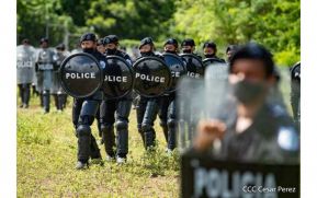 Mujeres de la DOEP saludan 41 años de fundación de la Policía Nacional