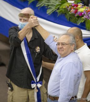 Reconocimiento al héroe de la solidaridad Brian Wilson