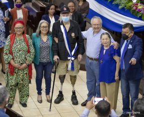 Reconocimiento al héroe de la solidaridad Brian Wilson