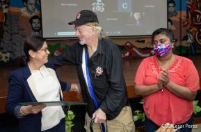 Reconocimiento al héroe de la solidaridad Brian Wilson