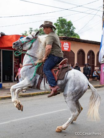 Derroche de cultura y tradición en desfile hípico de Masaya