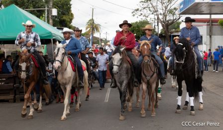 Derroche de cultura y tradición en desfile hípico de Masaya