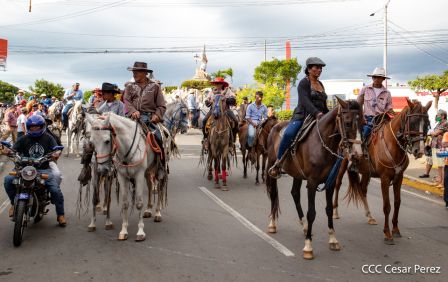 Derroche de cultura y tradición en desfile hípico de Masaya