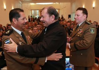 Daniel impone ascenso en grados al Inspector General y al Jefe del Estado Mayor del Ejército de Nicaragua