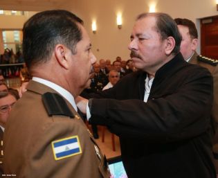 Daniel impone ascenso en grados al Inspector General y al Jefe del Estado Mayor del Ejército de Nicaragua