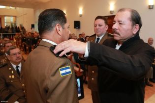 Daniel impone ascenso en grados al Inspector General y al Jefe del Estado Mayor del Ejército de Nicaragua