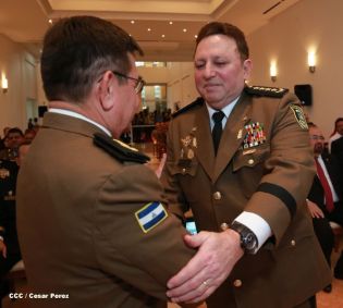 Daniel impone ascenso en grados al Inspector General y al Jefe del Estado Mayor del Ejército de Nicaragua