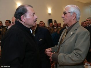 Daniel impone ascenso en grados al Inspector General y al Jefe del Estado Mayor del Ejército de Nicaragua