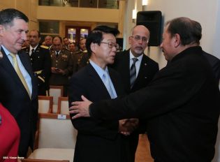 Daniel impone ascenso en grados al Inspector General y al Jefe del Estado Mayor del Ejército de Nicaragua