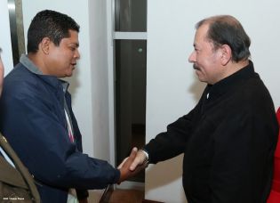 Daniel impone ascenso en grados al Inspector General y al Jefe del Estado Mayor del Ejército de Nicaragua