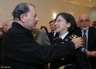 Daniel impone ascenso en grados al Inspector General y al Jefe del Estado Mayor del Ejército de Nicaragua