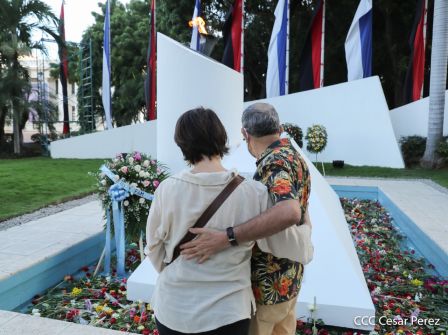 Una flor para el Comandante Carlos en su 44 Aniversario de Luz, Vida y Verdad