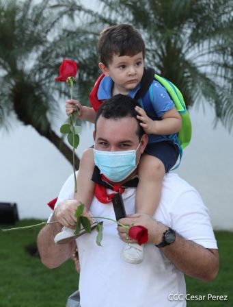 Una flor para el Comandante Carlos en su 44 Aniversario de Luz, Vida y Verdad