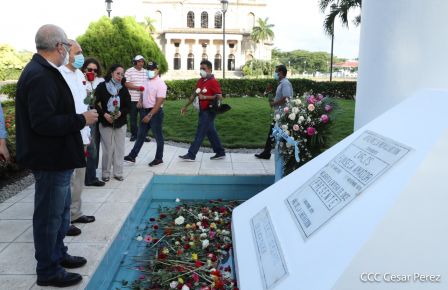 Una flor para el Comandante Carlos en su 44 Aniversario de Luz, Vida y Verdad