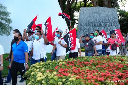 Una flor para el Comandante Carlos en su 44 Aniversario de Luz, Vida y Verdad
