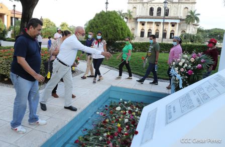 Una flor para el Comandante Carlos en su 44 Aniversario de Luz, Vida y Verdad