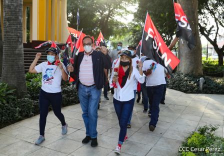 Una flor para el Comandante Carlos en su 44 Aniversario de Luz, Vida y Verdad