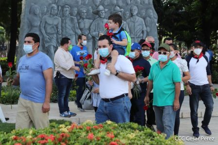 Una flor para el Comandante Carlos en su 44 Aniversario de Luz, Vida y Verdad