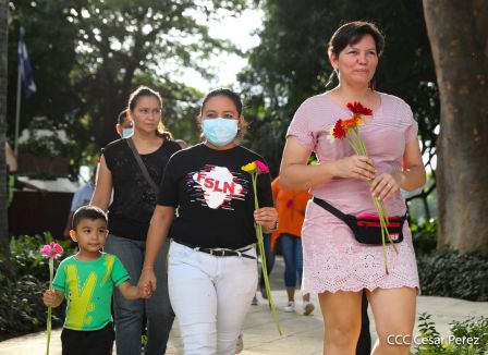 Una flor para el Comandante Carlos en su 44 Aniversario de Luz, Vida y Verdad