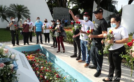 Una flor para el Comandante Carlos en su 44 Aniversario de Luz, Vida y Verdad