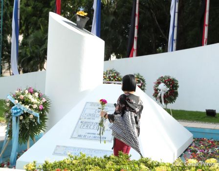 Una flor para el Comandante Carlos en su 44 Aniversario de Luz, Vida y Verdad