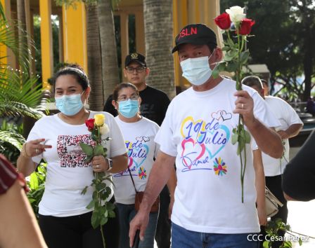 Una flor para el Comandante Carlos en su 44 Aniversario de Luz, Vida y Verdad