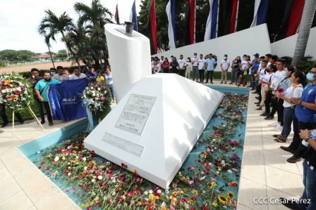 Una flor para el Comandante Carlos en su 44 Aniversario de Luz, Vida y Verdad