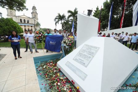 Una flor para el Comandante Carlos en su 44 Aniversario de Luz, Vida y Verdad