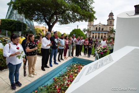 Una flor para el Comandante Carlos en su 44 Aniversario de Luz, Vida y Verdad