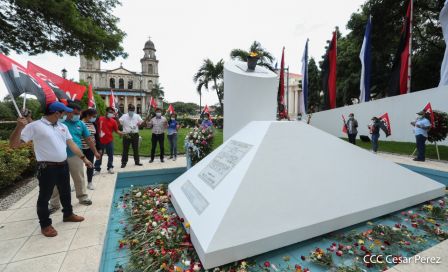 Una flor para el Comandante Carlos en su 44 Aniversario de Luz, Vida y Verdad